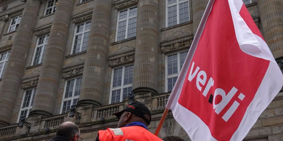 Verdi bereitet nach den Worten des Vorsitzenden Werneke mit anderen Gewerkschaften und Sozialverbänden Demonstrationen im Laufe des Herbstes vor (Symbolbild).
