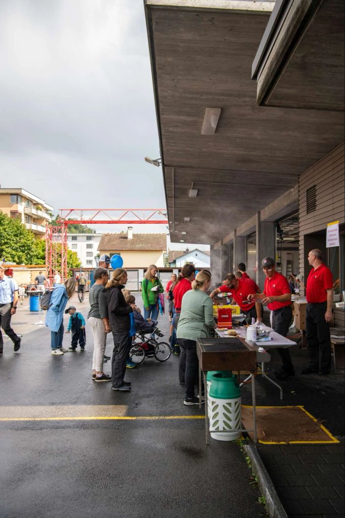 Die Festwirtschaft der Feuerwehr ist gut besucht.