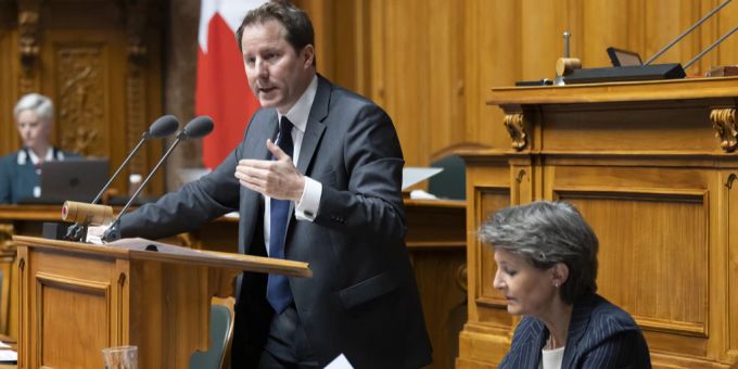 SVP-Fraktionschef Thomas Aeschi und Energieministerin Simonetta Sommaruga haben das Heu nicht auf der gleichen Bühne. Simonetta Sommaruga Aeschi SVP