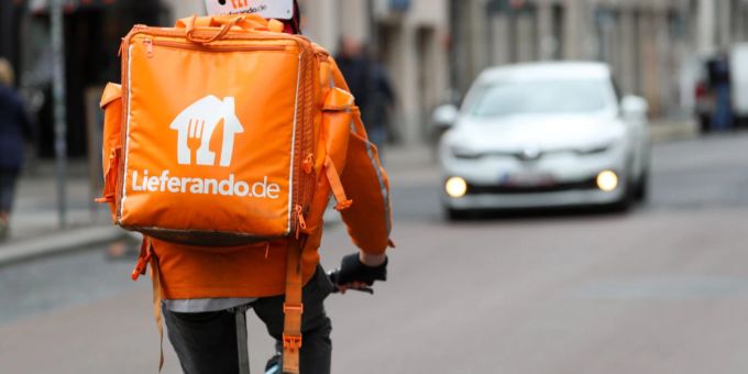 Ein Fahradbote vom Lieferdienst Lieferando.de fährt durch die Innenstadt von Leipzig. Ein Fahradbote vom Lieferdienst Lieferando.de fährt durch die Innenstadt von Leipzig.