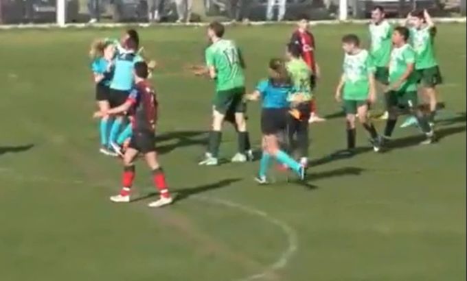 Schiedsrichterin Dalma Cortadi wird während einem Spiel brutal angegriffen. Schiedsrichterin