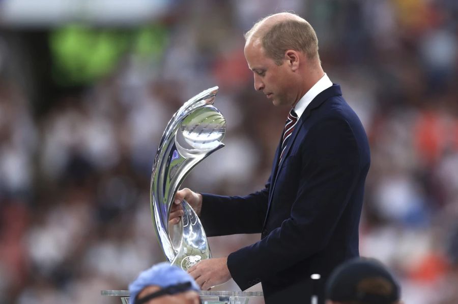 Prinz William schaut sich den EM-Pokal an, den er kurze Zeit darauf den Engländerinnen überreichte.