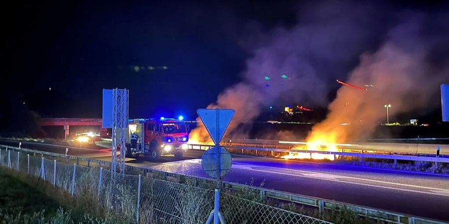 Weil junge Erwachsene Feuerwerk abbrannten, kam es am Sonntagabend bei der Autobahneinfahrt A9 Sitten-Ost zu mehreren Bränden.