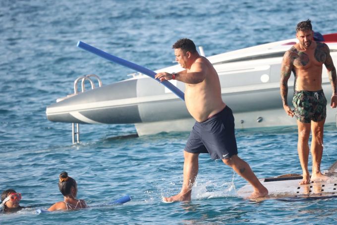 Auf diesem Bild scheint es beim ersten Blick, als laufe Ronaldo über Wasser. Ronaldo