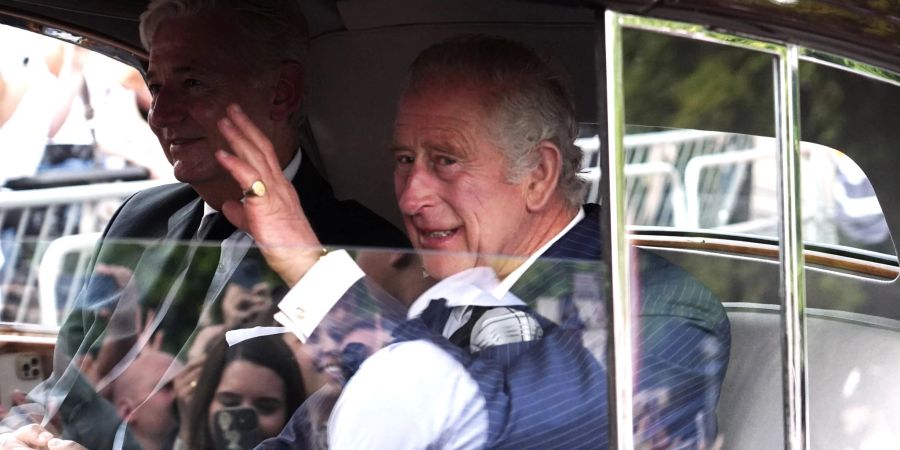 König Charles III. trifft nach dem Tod seiner Mutter, Königin Elizabeth II., im Buckingham Palast in London ein, nachdem er am Samstag im St. James Palast offiziell zum neuen britischen König ernannt worden ist.