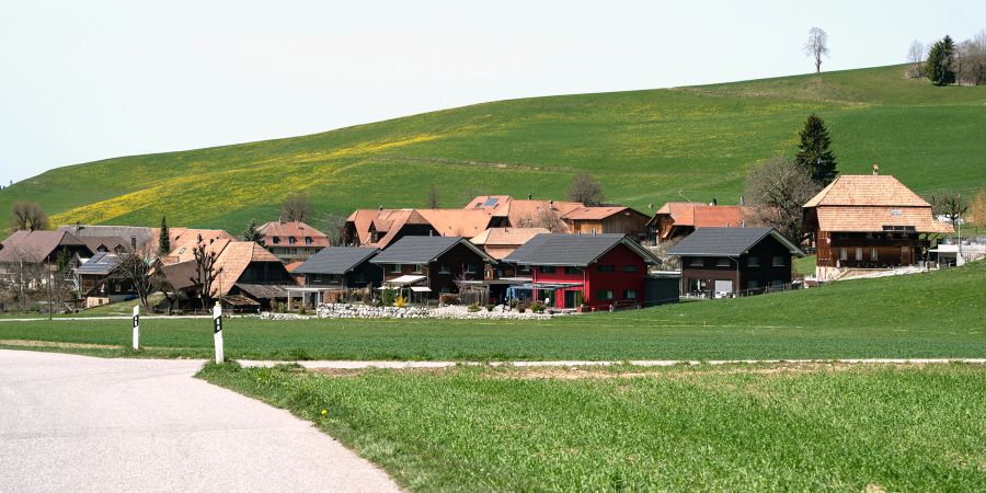 Blick auf Arni (BE) mit dem Neubaugebiet im Vordergrund.