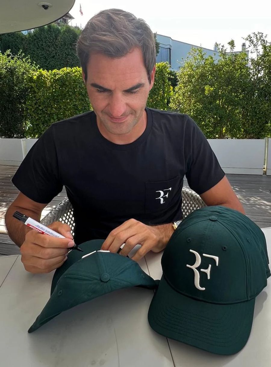 Roger Federer unterstützt den Flohmi von Murat Yakin.