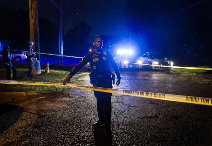 Polizeibeamte aus Memphis durchsuchen am Montag, den 5. September 2022, ein Gebiet, in dem eine Leiche in South Memphis, Tennessee, in der Nähe der Victor Street und East Person Ave. gefunden wurde. Memphis Police