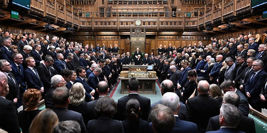 HANDOUT - Abgeordnete des britischen Unterhauses nehmen an einer Schweigeminute zu Ehren von Königin Elizabeth II. teil. Foto: Jessica Taylor/UK Parliament/AP/dpa - ACHTUNG: Nur zur redaktionellen Verwendung im Zusammenhang mit der aktuellen Berichterstattung innerhalb der nächsten 14 Tage und nur mit vollständiger Nennung des vorstehenden Credits