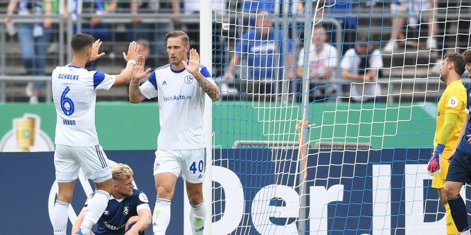 Jubel auf Schalke: Sebastian Polter (2.v.r.) und Tom Krauss (l) klatschen sich nach einem Tor ab. Schalke