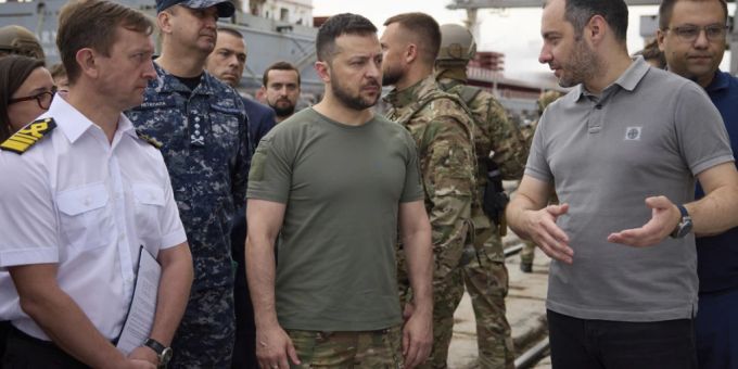 HANDOUT - Wolodymyr Selenskyj (M), Präsident der Ukraine, besucht mit Botschaftern verschiedener Länder und UN-Beamten einen Hafen während der Verladung von Getreide auf ein türkisches Schiff. Foto: -/Ukrainian Presidential Press Office/AP/dpa - ACHTUNG: Nur zur redaktionellen Verwendung im Zusammenhang mit der aktuellen Berichterstattung und nur mit vollständiger Nennung des vorstehenden Credits HANDOUT - Wolodymyr Selenskyj (M), Präsident der Ukraine, besucht mit Botschaftern verschiedener Länder und UN-Beamten einen Hafen während der Verladung von Getreide auf ein türkisches Schiff. Foto: -/Ukrainian Presidential Press Office/AP/dpa - ACHTUNG: Nur zur redaktionellen Verwendung im Zusammenhang mit der aktuellen Berichterstattung und nur mit vollständiger Nennung des vorstehenden Credits