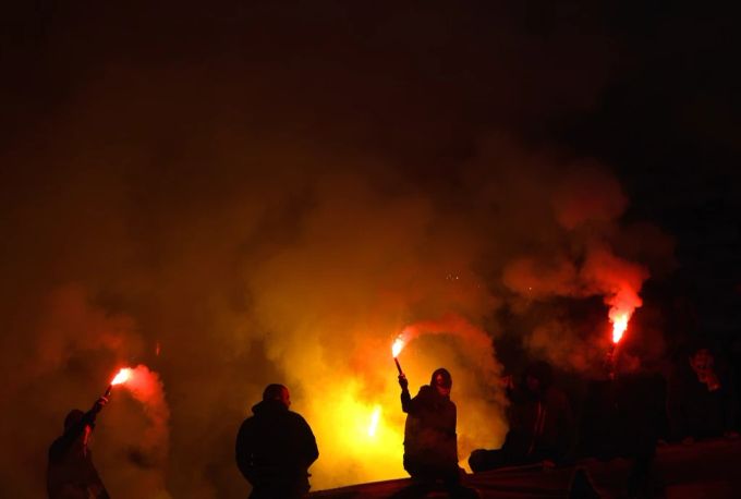 ZSKA-Ultras zünden Pyros im Conference-League-Spiel gegen die AS Rom im Dezember 2021. ZSKA
