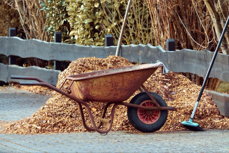 Rindenmulch Schubkarre Abfallprodukt Pflasterstein