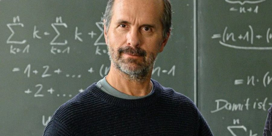 Christoph Maria Herbst spielt in «Lehrer kann jeder!» den Mathematiker Richard Glossat, der zum Lehrer wird.