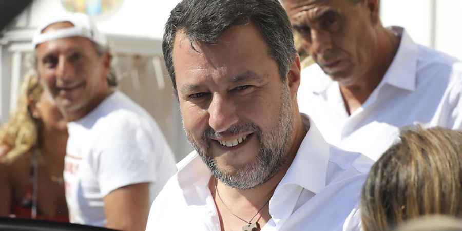 Matteo Salvini (M), Vorsitzender der der rechten Lega, verlässt während seines Besuchs auf der sizilianischen Insel Lampedusa das Rathaus. Foto: David Lohmueller/AP/dpa