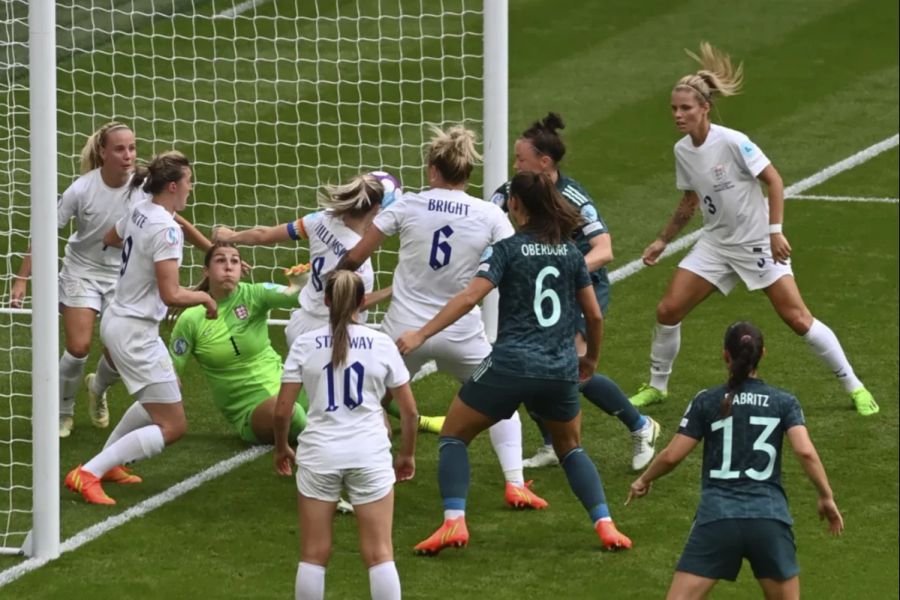 England-Kickerin Williamson springt der Ball an die Hand, Penalty gibt es nicht.