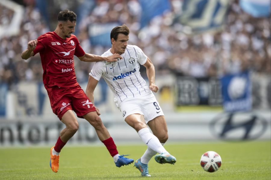 Winterthurs Samir Ramizi (l.) setzt FCZ-Stürmer Ivan Santini unter Druck.