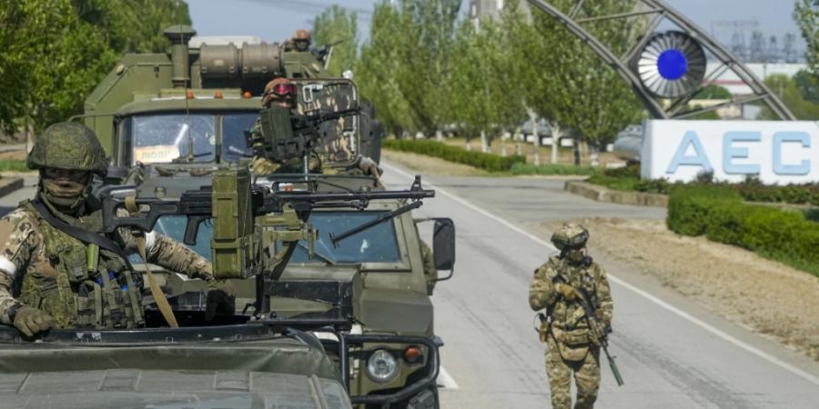 ARCHIV - Ein russischer Militärkonvoi ist am 01.05.2022 auf der Strasse zum Kernkraftwerk Saporischschja unterwegs. Foto: Uncredited/AP/dpa