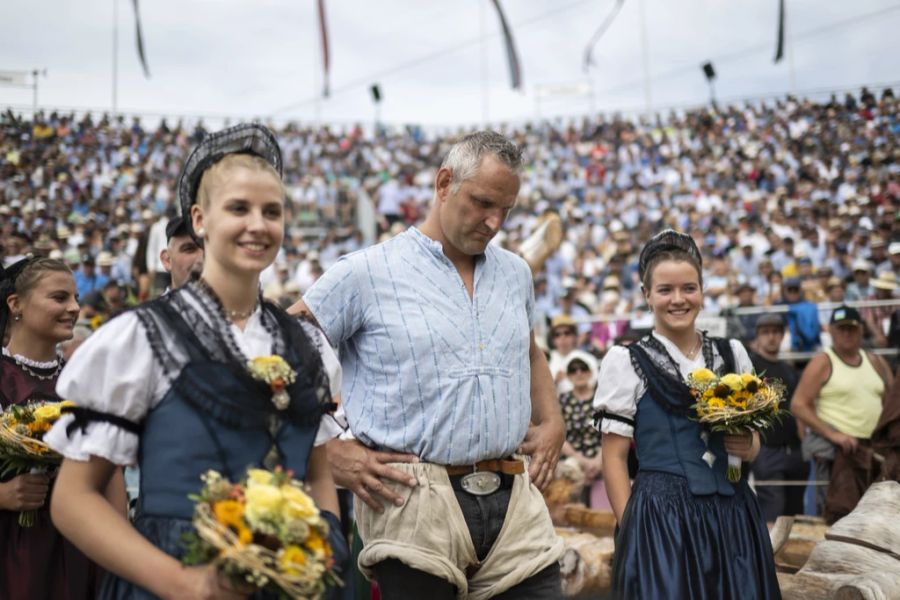 Nöldi Forrer wird von den Zuschauern auf der Schwägalp in den Ruhestand verabschiedet.