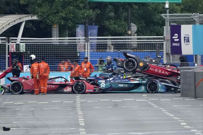 Bange Momente in der Formel E: Der Nissan von Sebastien Buemi (re.) steht auf dem Mercedes von Nyck de Vries. Formel E Seoul