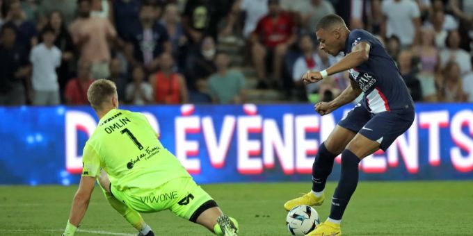 Jonas Omlin im Duell mit PSG-Superstar Kylian Mbappé. Jonas Omlin Paris Saint-Germain