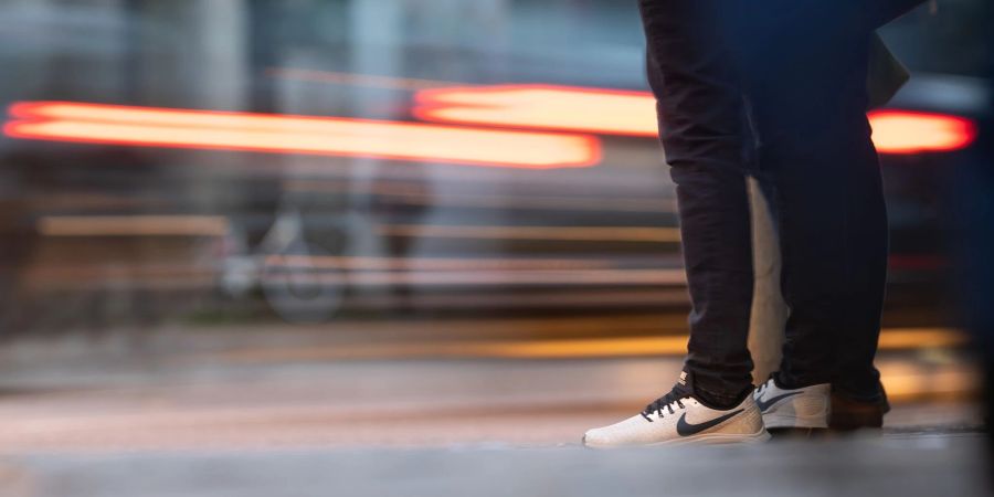 Verkehrsregeln gelten auch für Fussgänger - wer sie missachtet, trägt an Zusammenstössen womöglich eine Mitschuld.