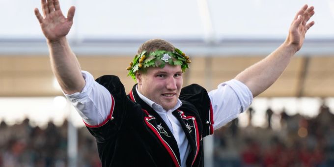Joel Wicki ist der neue Schwingerkönig und lässt sich vom Publikum feiern. Er gewinnt 2022 in Pratteln. Joel Wicki Schwyz