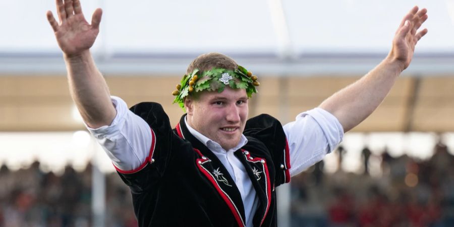 Joel Wicki ist der neue Schwingerkönig und lässt sich vom Publikum feiern. Er gewinnt 2022 in Pratteln.