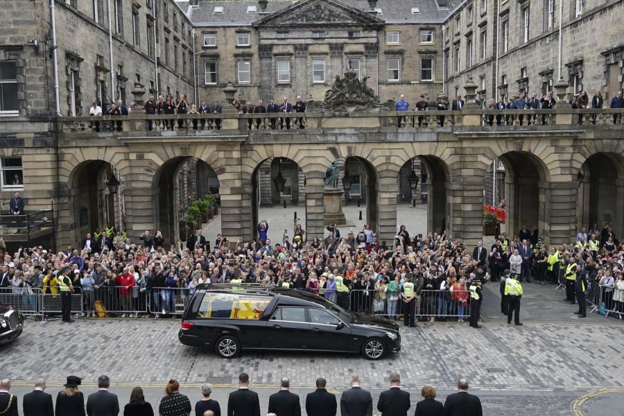 Der Sarg der Queen kommt in Edinburgh, Schottland an. Hier fehlt vom Aufkleber jede Spur.