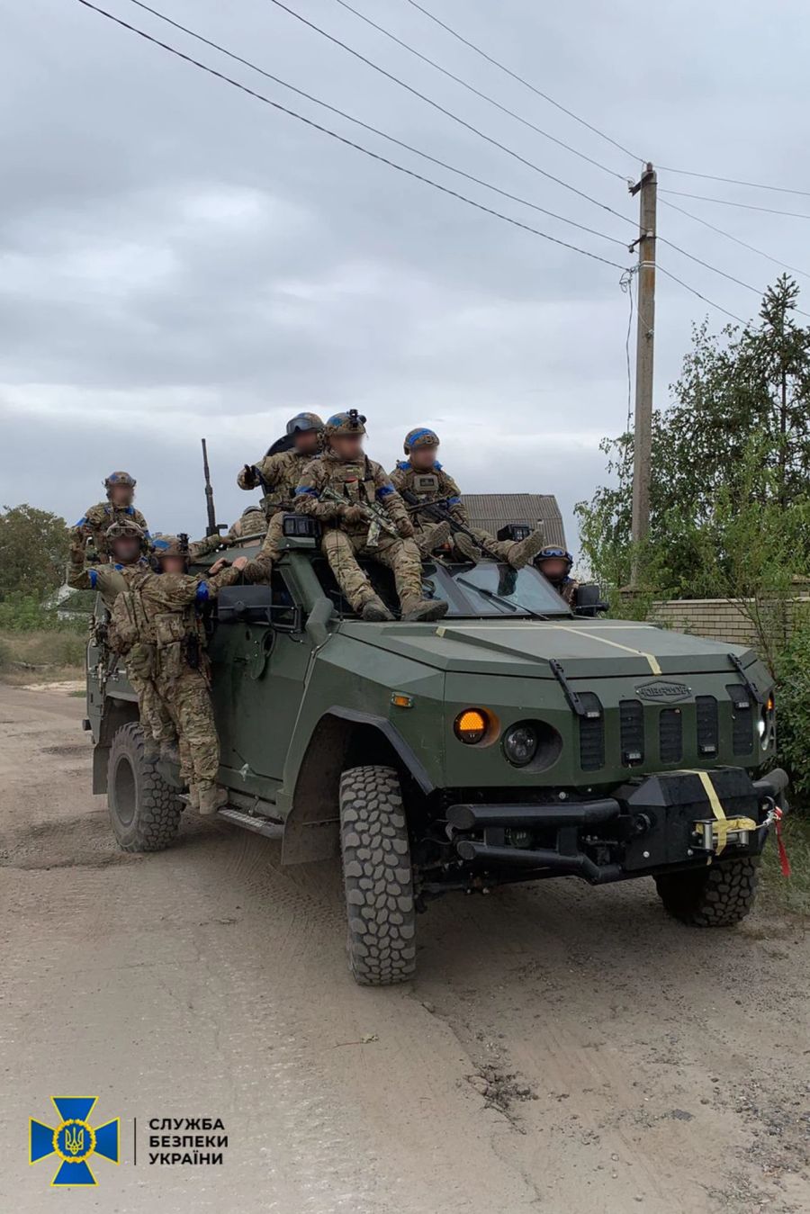 Ukrainische Soldaten übernehmen ein Fahrzeug, welches bei der Flucht der Russen zurückblieb.