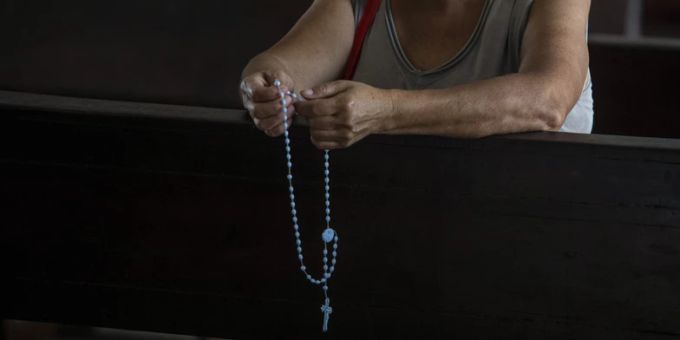 Eine Katholikin betet. (Symbolbild) Nicaragua