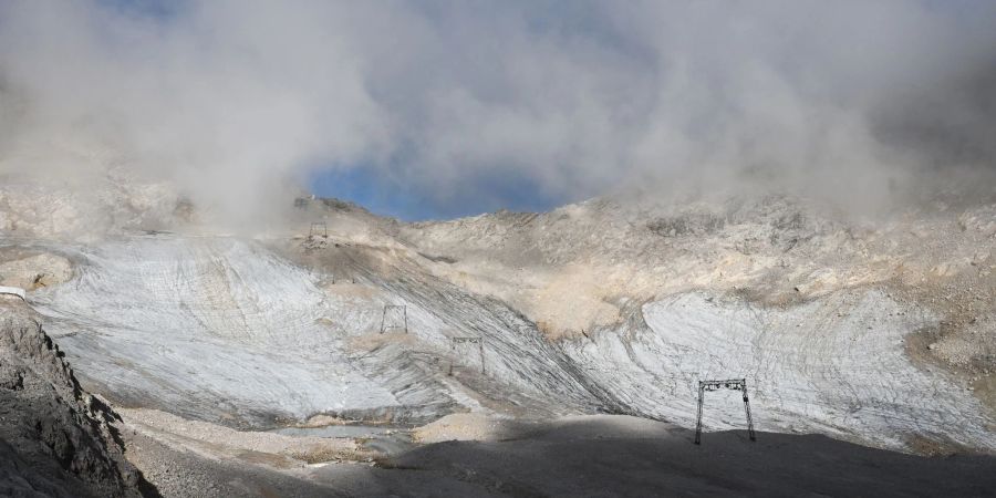 Blankeis ist am nördlichen Schneeferner. Das Eis des Blaueisgletschers, des Schneeferners auf der Zugspitze sowie des Höllentalferners ist innerhalb nur eines Jahres deutlich zurückgegangen.