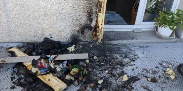 Abfallsack gerät auf Balkon in Brand