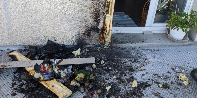 Abfallsack gerät auf Balkon in Brand Abfallsack gerät auf Balkon in Brand
