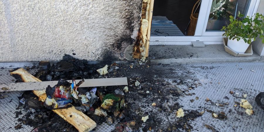 Abfallsack gerät auf Balkon in Brand