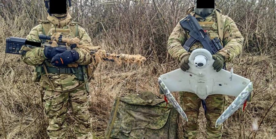 Ukrainische Soldaten präsentieren eine erbeutete russischen Eleron-3SV-Drohne mit einklappbaren Flügeln, die für Aufklärung und Überwachung eingesetzt wird.