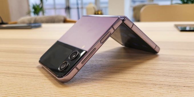 Auch das Samsung Galaxy Z Flip4 kommt in der gleichen Statur wie das Flip3 daher. Samsung Galaxy Z Flip4