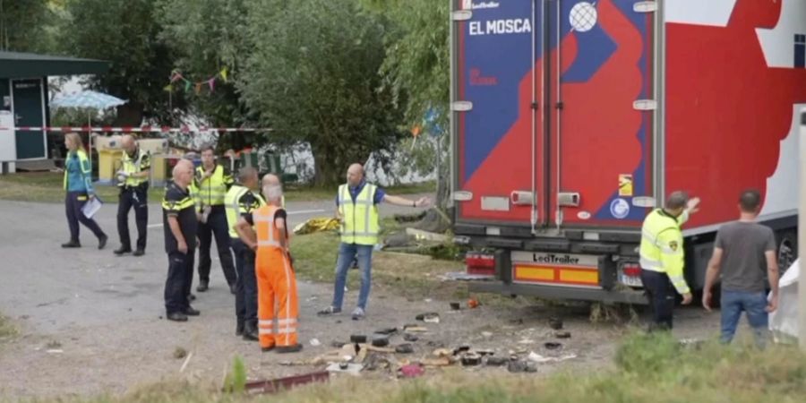 HANDOUT - Auf diesem Videostandbild sind Polizisten und Rettungskräfte an der Stelle zu sehen, an der ein Lastwagen in ein Grillfest gerast ist. Ein Lastwagen ist am Abend des 27.08.2022 bei Rotterdam von einem Deich abgekommen und in die Feiernden gefahren. Sieben Menschen wurden schwer verletzt, gegen den festgenommenen Lastwagenfahrer werde wegen des tödlichen Unfalls ermittelt. Foto: Uncredited/Media TV/AP/dpa - ACHTUNG: Nur zur redaktionellen Verwendung im Zusammenhang mit der aktuellen Berichterstattung und nur mit vollständiger Nennung des vorstehenden Credits