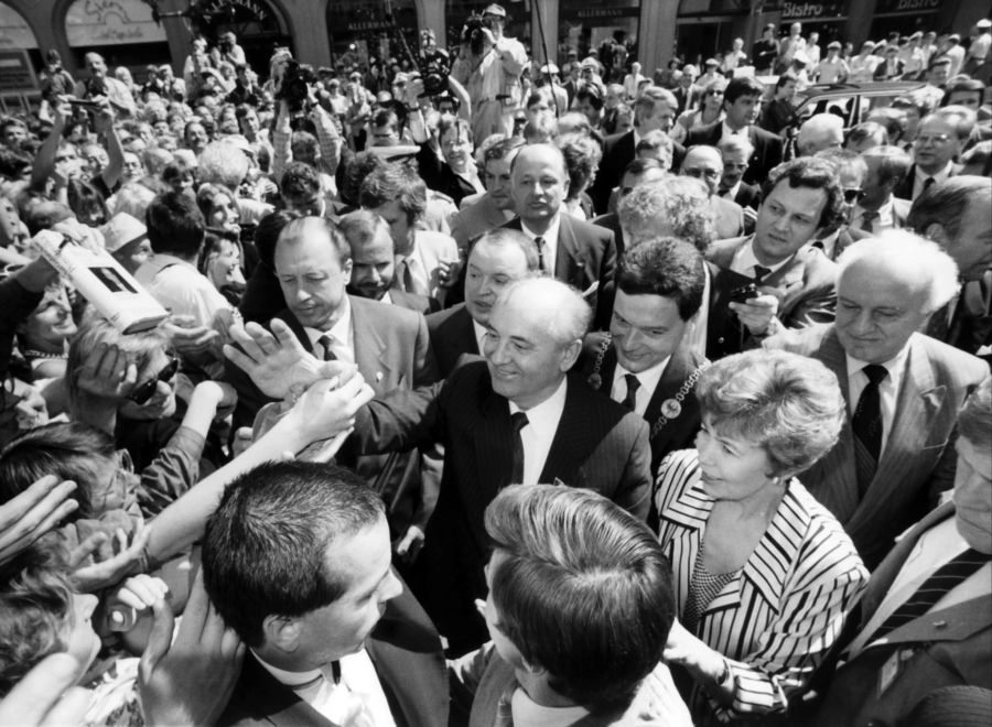 Einen einmaligen Empfang bereitet die Bonner Bevölkerung 1989 dem sowjetischen Staats- und Parteichef Michael Gorbatschow und seiner Ehefrau Raissa, als beide das Rathaus besuchten. Beim Bad
