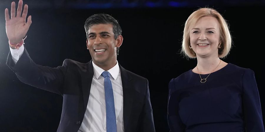 ARCHIV - Rishi Sunak, ehemaliger Finanzminister, und Liz Truss, Aussenministerin von Grossbritannien, Kandidaten um die Nachfolge von Premierminister Johnson, stehen auf der Bühne nach einer Wahlkampfveranstaltung der Konservativen in der Wembley Arena. Foto: Kirsty Wigglesworth/AP/dpa