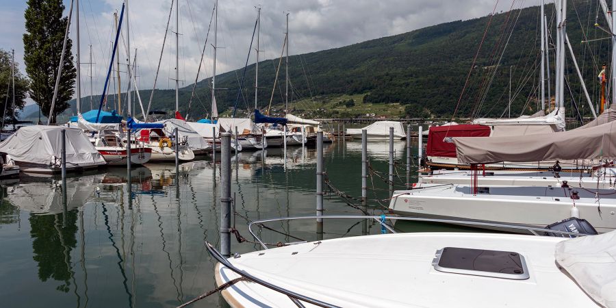 Der Hafen Ipsach mit Booten am Bielersee.