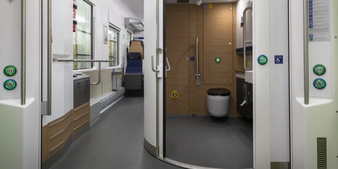 Nahe Basel - Mann geht aufs Zug-WC und lässt Tür offen: Strafverfahren!