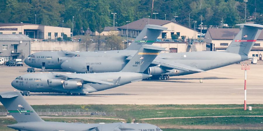 ARCHIV - Bei einem Treffen auf dem US-Luftwaffenstützpunkt Ramstein wird über die weitere Unterstützung der Ukraine im Krieg gegen Russland beraten. Foto: Boris Roessler/dpa