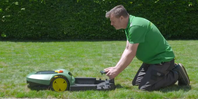 Der Okay Rasenmäher Roboter RM18 ist ein wahrer Alleskönner. Rasenmäher