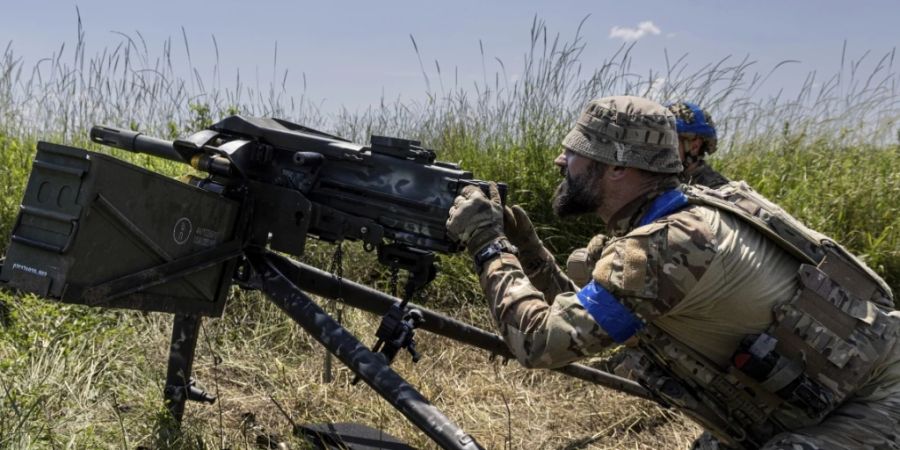 Ein ukrainischer Soldat feuert einen MK19-Granatwerfer in Richtung russischer Stellungen an der Frontlinie in der Nähe von Bachmut. Foto: Alex Babenko/AP/dpa