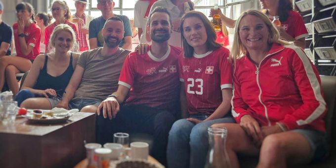 Tanja Bauer (Gemeindepräsidentin Köniz und Berner Grossrätin; zweite von rechts) fiebert mit ihrem Partner David Stampfli (Grossrat; mitte) mit der Schweizer Frauen-Nati mit. bern