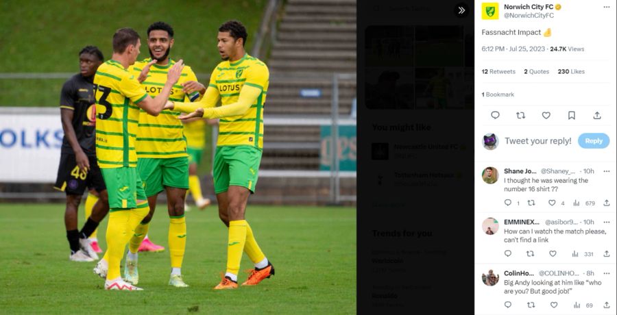 Christian Fassnacht klatscht seine neuen Teamkameraden von Norwich City nach seinem 1:0 im Testspiel gegen Toulouse ab.