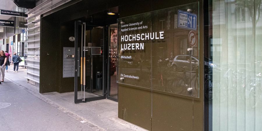Der Eingang zur Wirtschafts Hochschule in der Stadt Luzern.