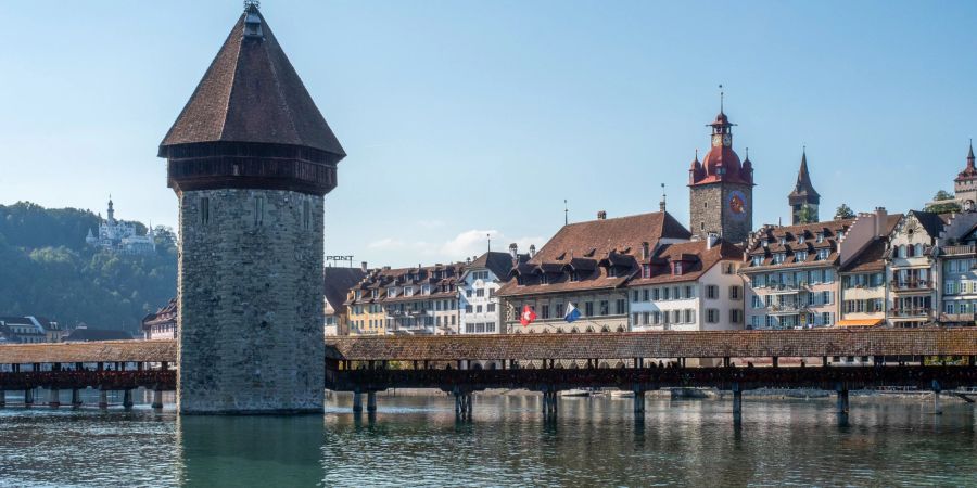 Der Ausblick auf die Kappelbrücke und die Altstadt in der Stadt Luzern.