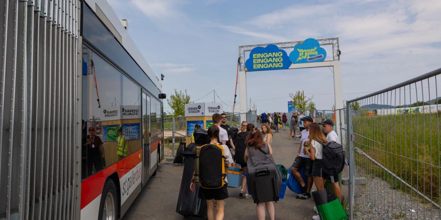 Besuchende erreichen den Eingang des Festivalgeländes mit dem Bus.